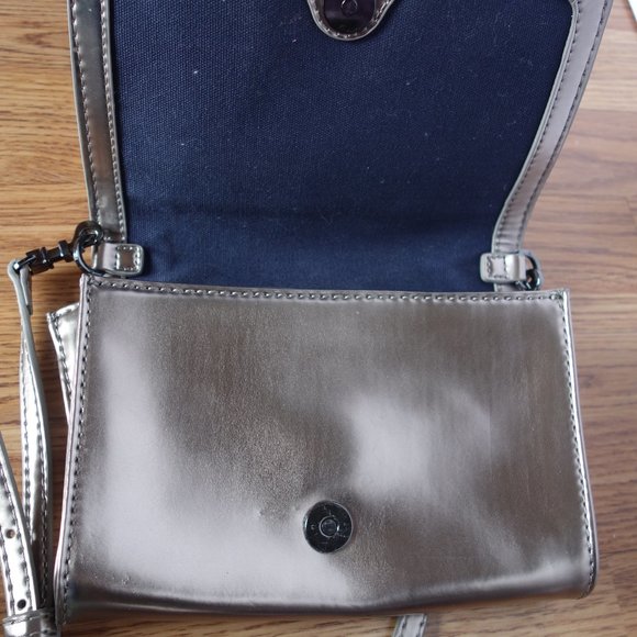 TORY BURCH Metallic Perforated Logo expandable clutch/crossbody - Picture 3 of 12